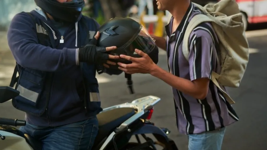 1_Motociclista-Entrega-Capacete-Para-Passageiro-Reproducao 2025 word2