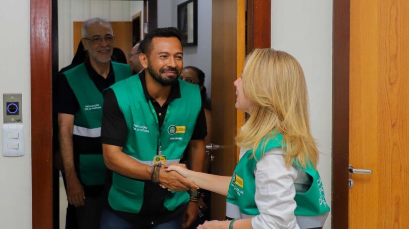 Prefeita De Várzea Grande Entrega Novos Coletes E Busca Melhorias Com Fiscais Municipais 1 2025 word1