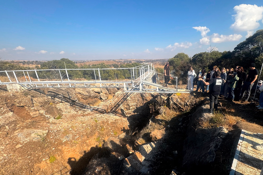 18121-Fóssil-Layout_Site3 Fotografia dos estudantes visitam Sterkfontein, local onde o Pequeno Pé foi descoberto.
