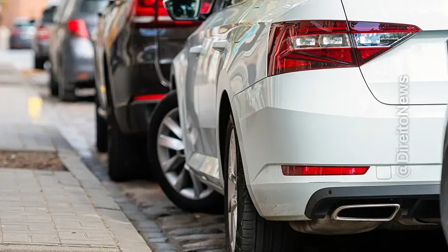 estacionar frente propria garagem gerar multa entenda