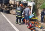 Corpo de Bombeiros socorre vítimas após carreta que transportava carne tombar em rodovia -