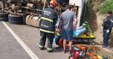 Corpo de Bombeiros socorre vítimas após carreta que transportava carne tombar em rodovia -