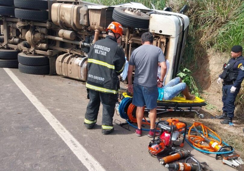 Corpo de Bombeiros socorre vítimas após carreta que transportava carne tombar em rodovia -