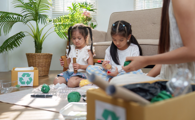Crianças com produtos recicláveis fazendo brinquedos e pensando no meio ambiente