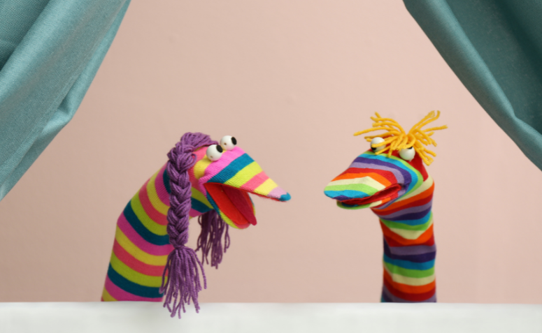 brinquedo artesanal para crianças sendo um marionete feito com meias perfeito para criar historias e estimular a criatividade
