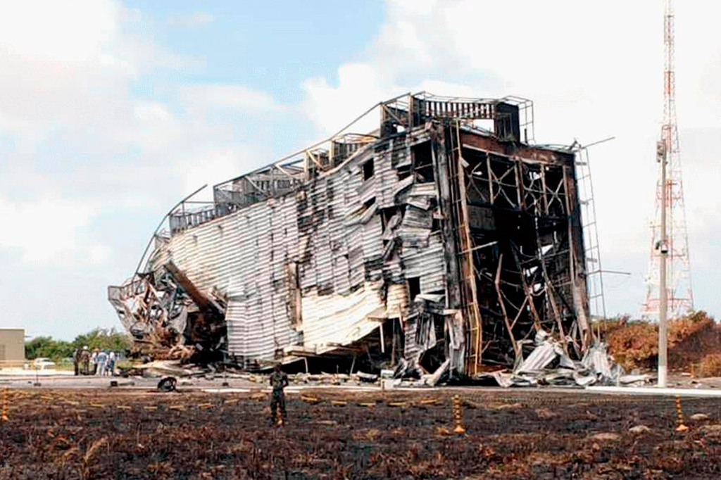 Fotografia dos destroços da estrutura da plataforma de lançamento VLS devido ao acidente com o VLS de Alcântara em 2003.
