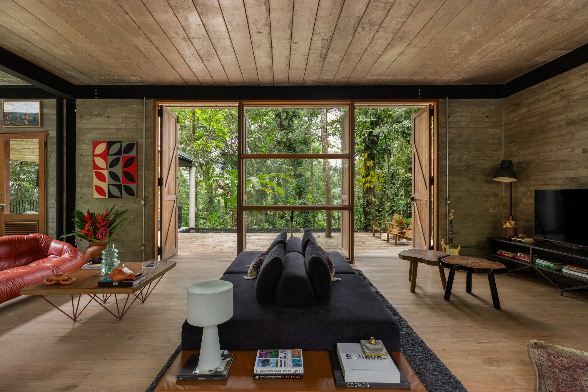 Grandes aberturas garantindo ventilação cruzada e iluminação natural em casa suspensa.