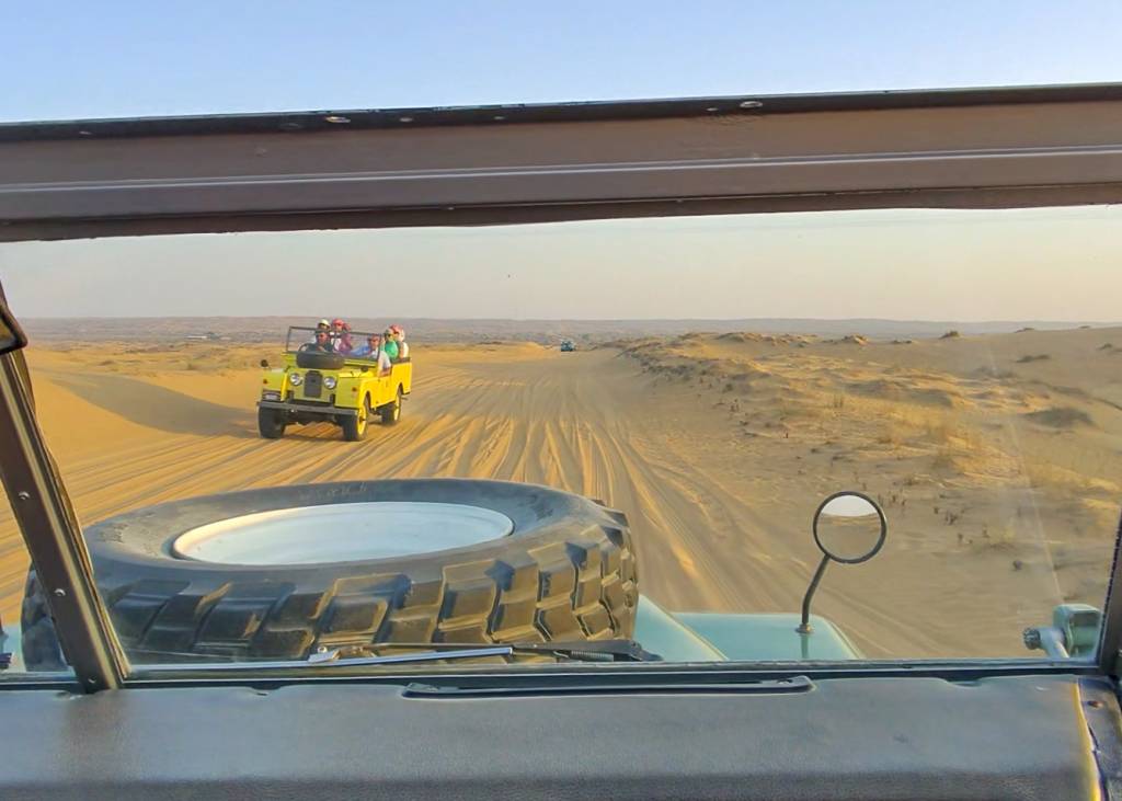 Land Rovers em trajeto pelo deserto Dubai