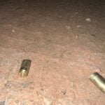 Fiat Uno de proprietário de estabelecimento comercial foi alvejado por ao menos três tiros; GCM recolheu cartuchos de calibre 9mm e busca por suspeita continua