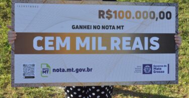Sefaz divulga calendário de sorteios para 2026 com R$ 10,8 milhões em prêmios do Nota MT - Cheque simbólico no valor de R$ 100 mil do Nota MT