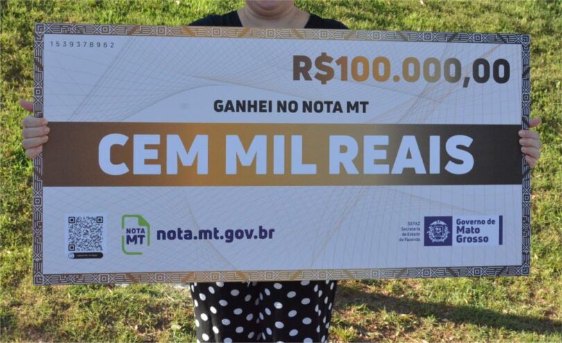 Sefaz divulga calendário de sorteios para 2026 com R$ 10,8 milhões em prêmios do Nota MT - Cheque simbólico no valor de R$ 100 mil do Nota MT