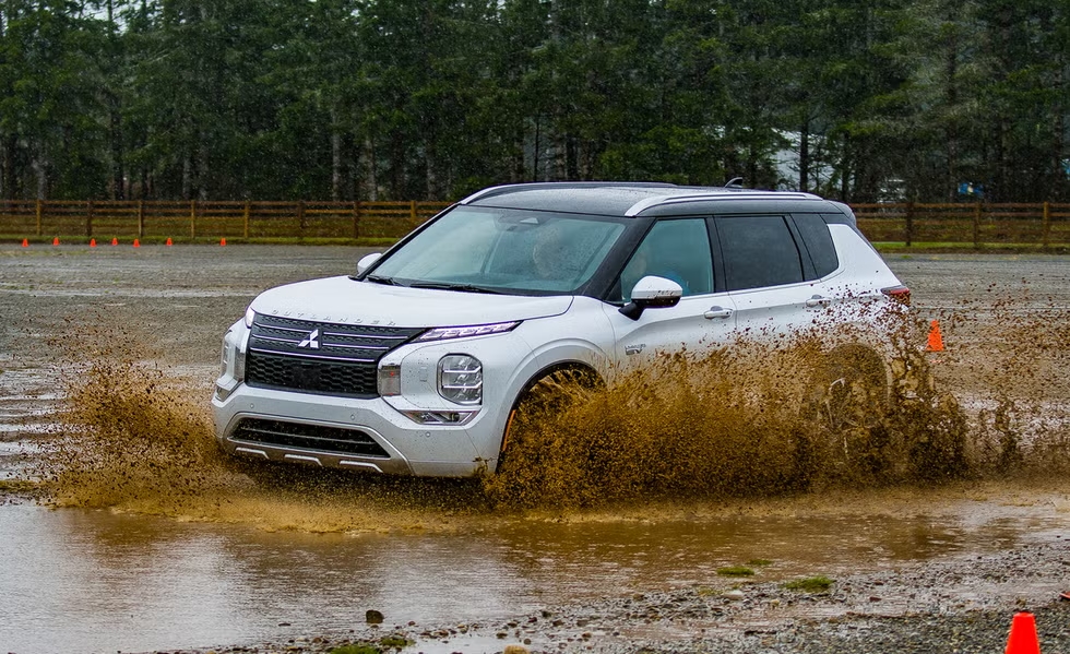 Mitsubishi-Outlander 2025 word1