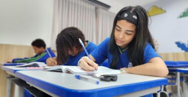 Escolas ficam abertas nas férias e pais ainda podem garantir matrícula para 2026 -