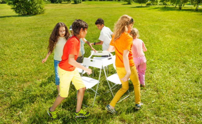 atividades para crianças em casa sendo dança das cadeiras como forma de movimento e expressão