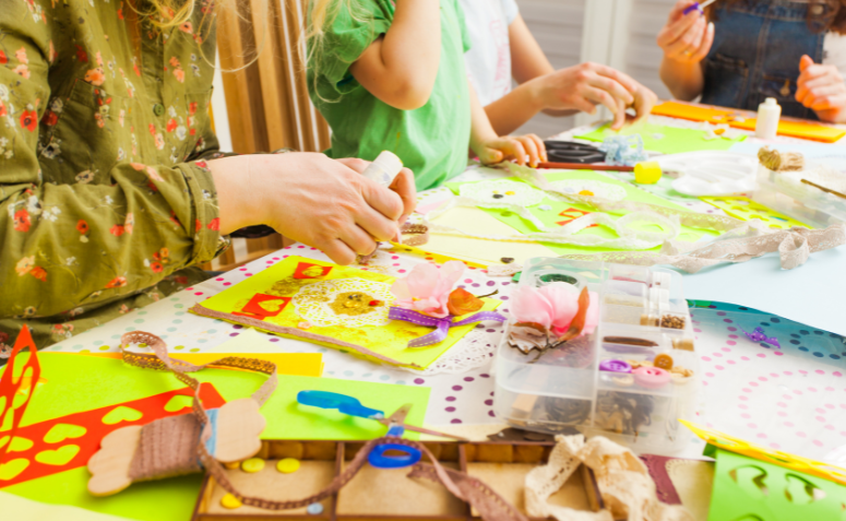 atividades para crianças em casa sendo artesanato em casa criando brinquedos e desenhos