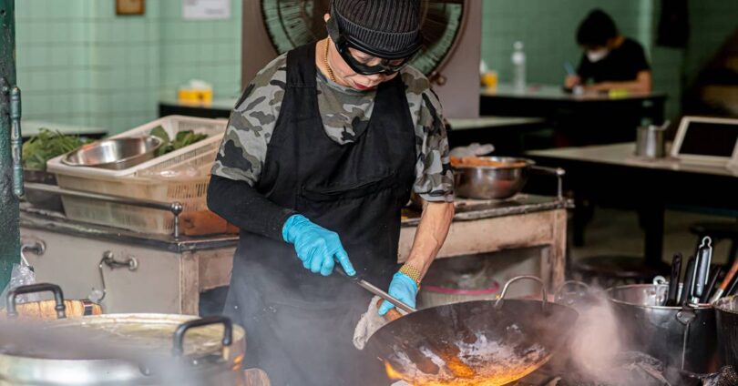 Jay Fai: A Famosa Banca De Comida De Rua Em Bangkok Premiada Com Estrela Michelin 1 2026 word1