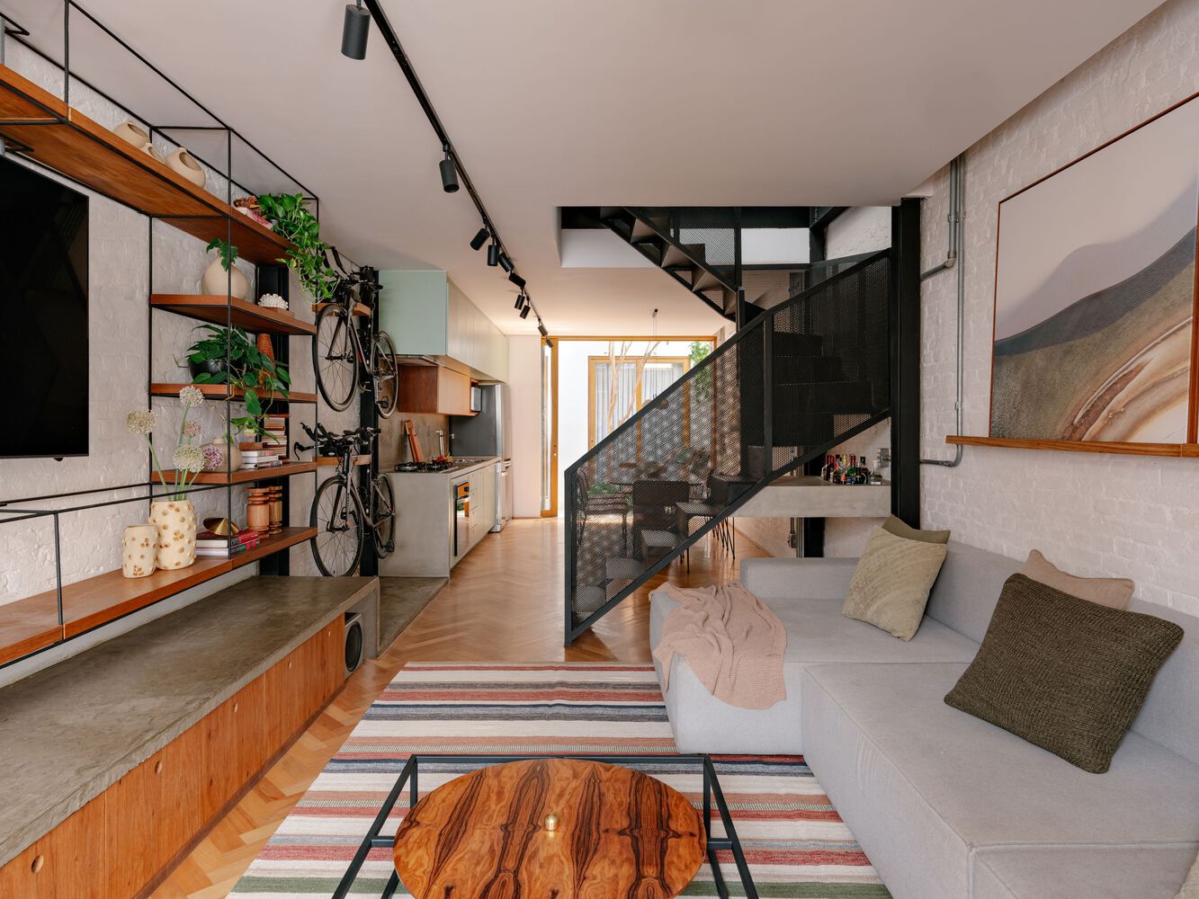 Perspectiva interna evidenciando a estrutura metálica da Casa MA e as passarelas que conectam os pavimentos e permitem a entrada de luz natural.