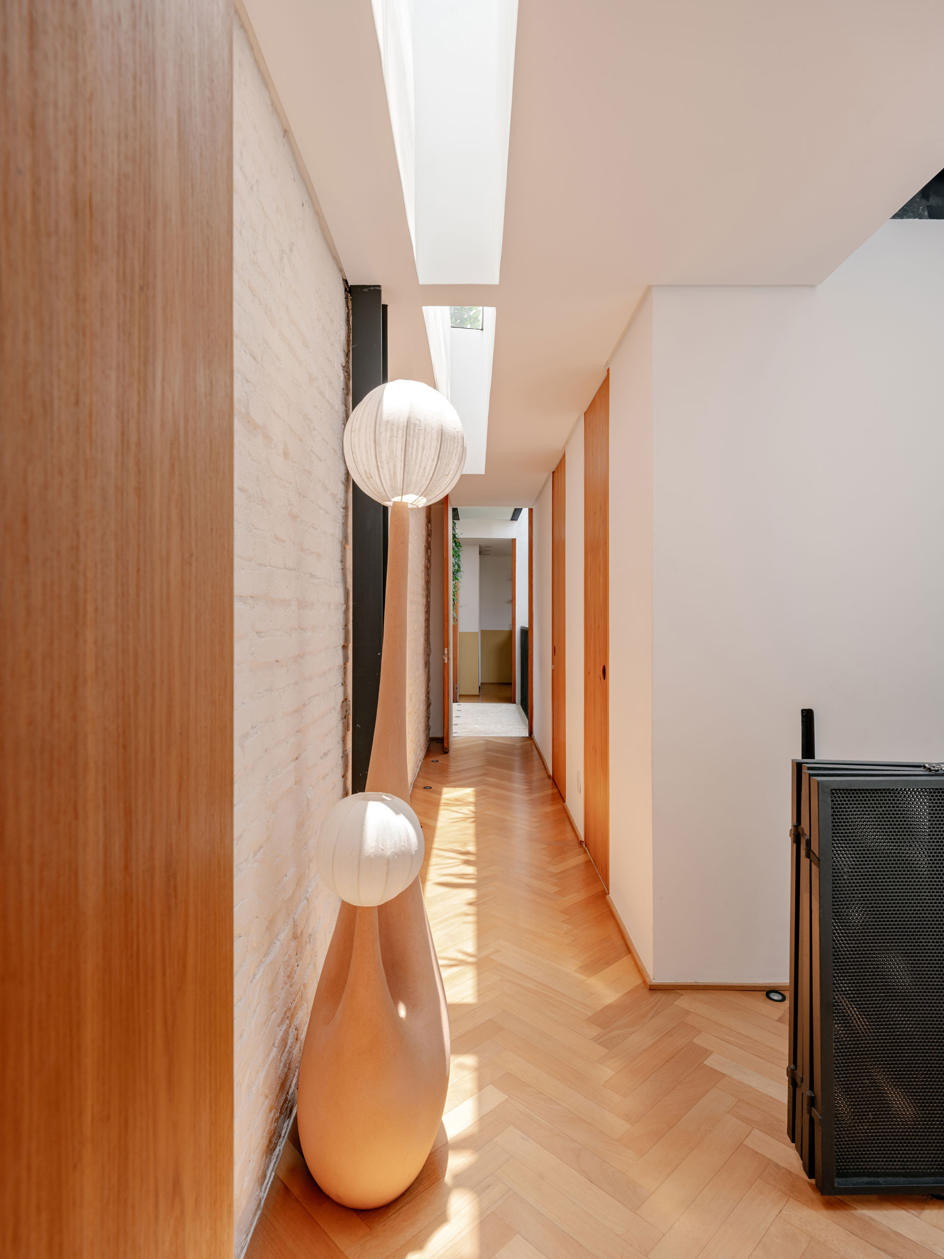 corredores internos que conectam os pavimentos com aberturas zenitais que permitem a entrada de luz natural.