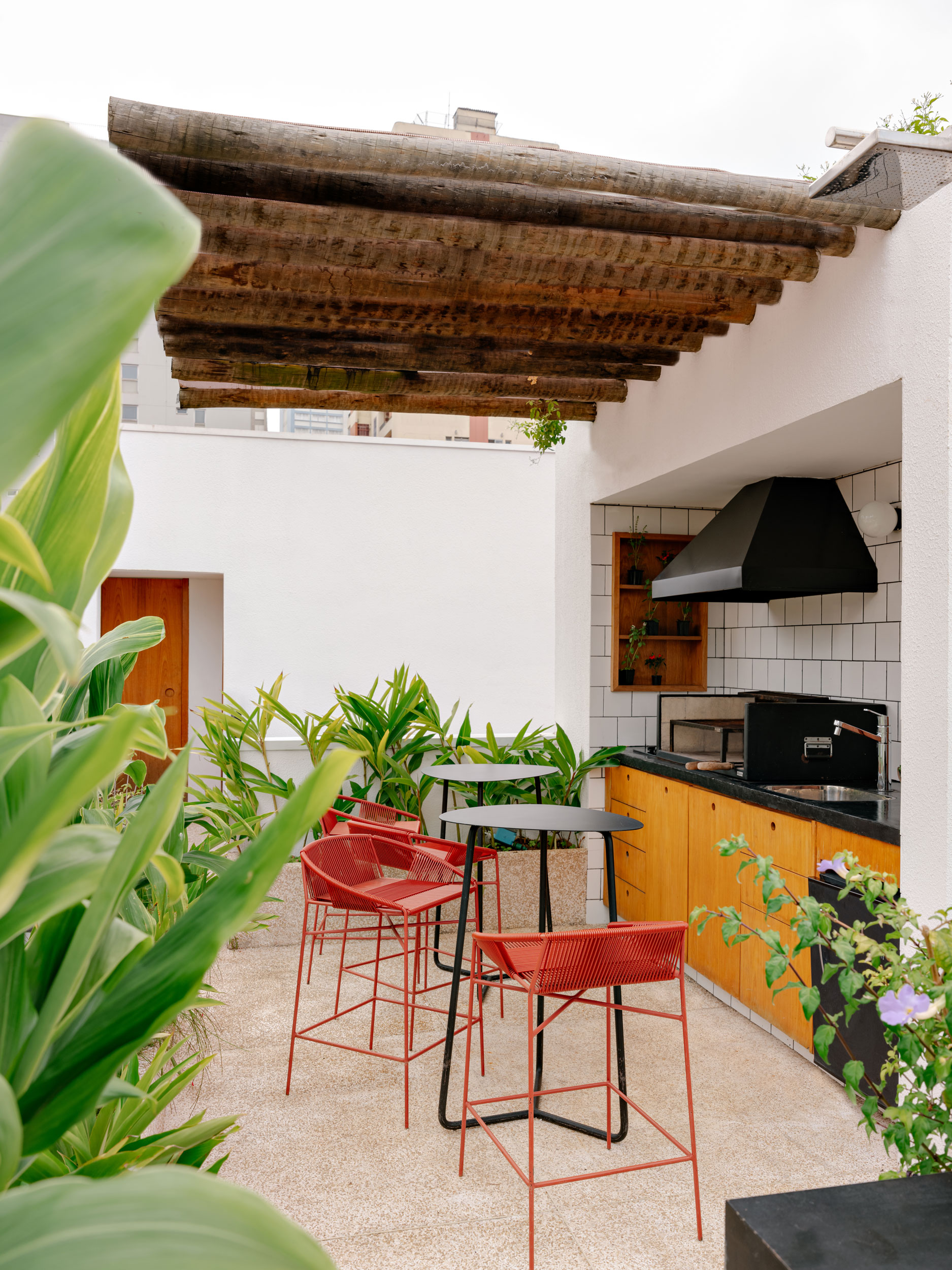 Rooftop da Casa MA com área de estar, floreiras perimetrais e paisagismo abundante que garante privacidade e conexão com a natureza