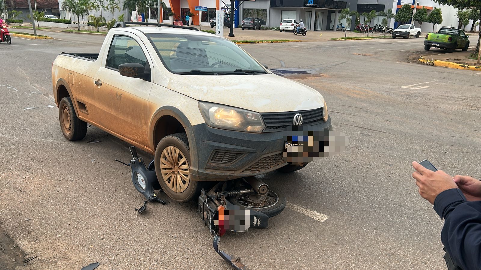 Motociclista fica ferida após colisão com picape em rotatória de Lucas do Rio Verde
