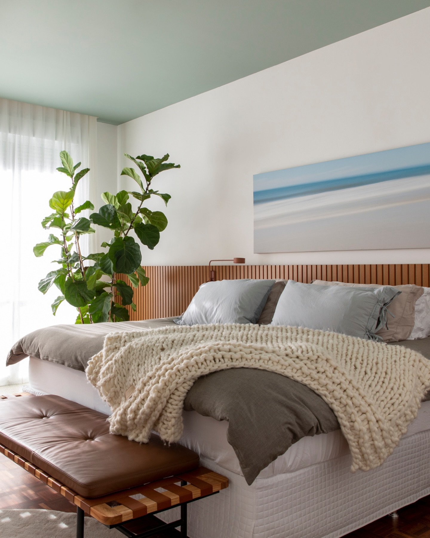 Quarto com teto pintado em verde claro, trazendo sensação de leveza e altura ao ambiente.