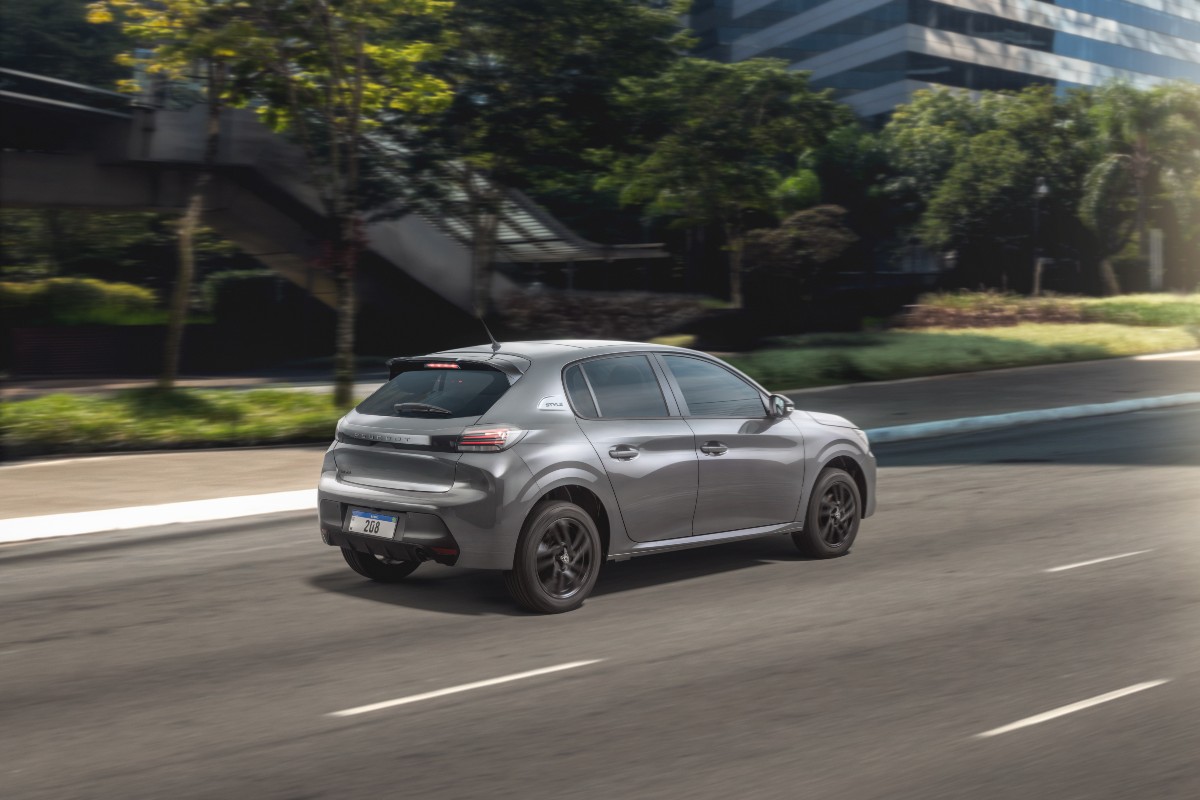 Carros populares. Kwid, Mobi, Onix e Peugeot 208