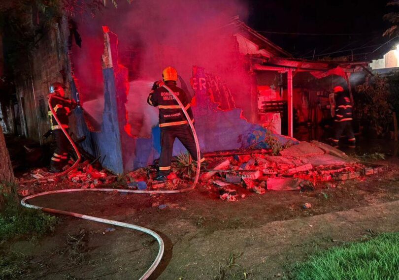 Corpo de Bombeiros Militar combate incêndio em residência -