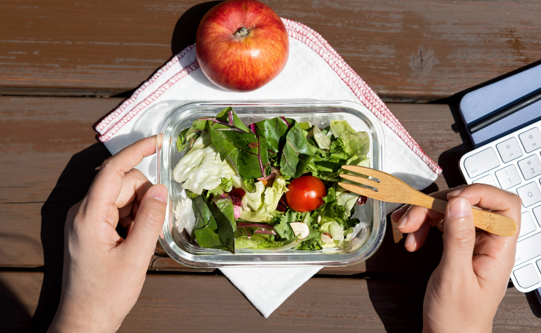 marmita sendo consumida e indicando cuidados de segurança alimentar.