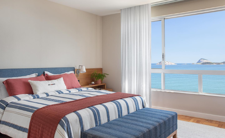 quarto com decoração náutica, utilizando listras, madeira e a paleta de cores