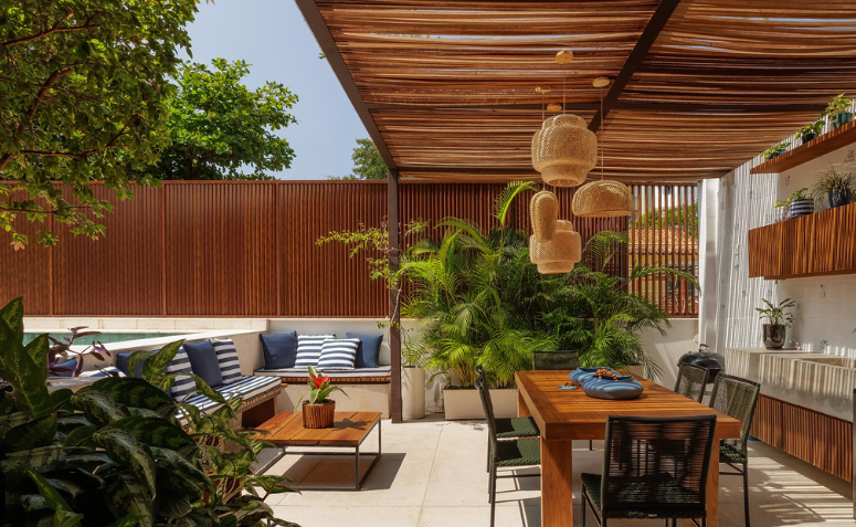 varanda com uso decoração náutica, almofadas e outos itens com usop de listras e cores azuis, uso de fibras naturais e madeira