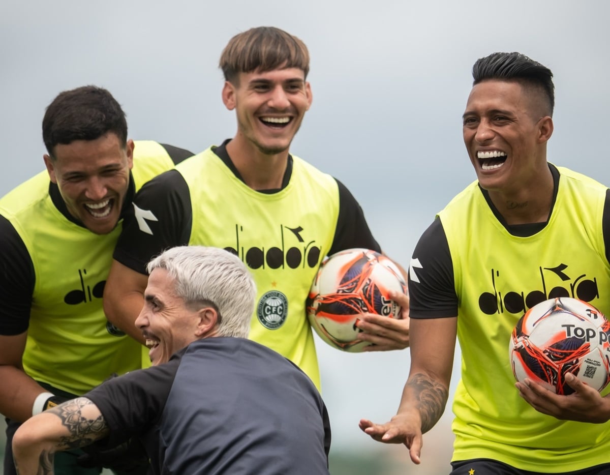 Maringá x Coritiba ao vivo: onde assistir, horário e prováveis escalações no Paranaense 2026. Imagem: Gabriel Thá Coritiba