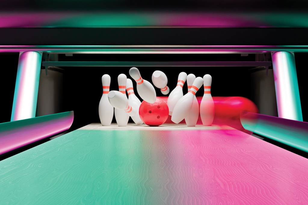 Imagem de uma pista de boliche. Vê-se dez pinos sendo derrubados por uma bola.