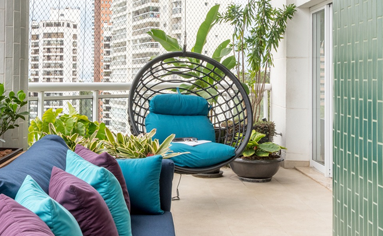 varanda com boa ventilação natural, móveis leves e plantas no verão.