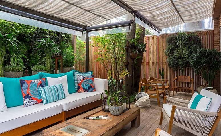 materiais para varanda no verão com madeira, fibras naturais e cores claras.