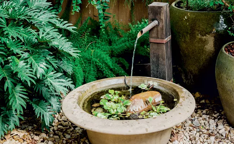 fonte decorativa pequena em varanda trazendo sensação de frescor no verão.