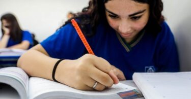 Mais de 30 mil vagas seguem abertas na rede estadual de ensino para o ano letivo de 2026 -