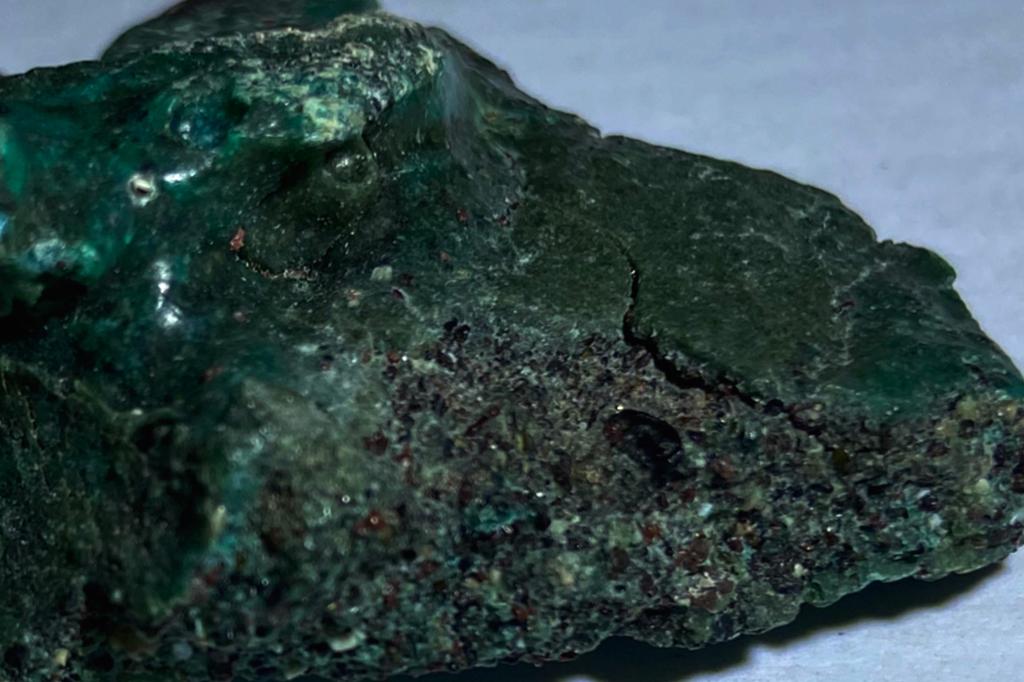 Fotografia da Rocha plástica encontrada na Ilha da Trindade: formada por sedimentos e restos de cordas marítimas, é erodida pelo mar e espalha microplástico por outras praias da ilha.