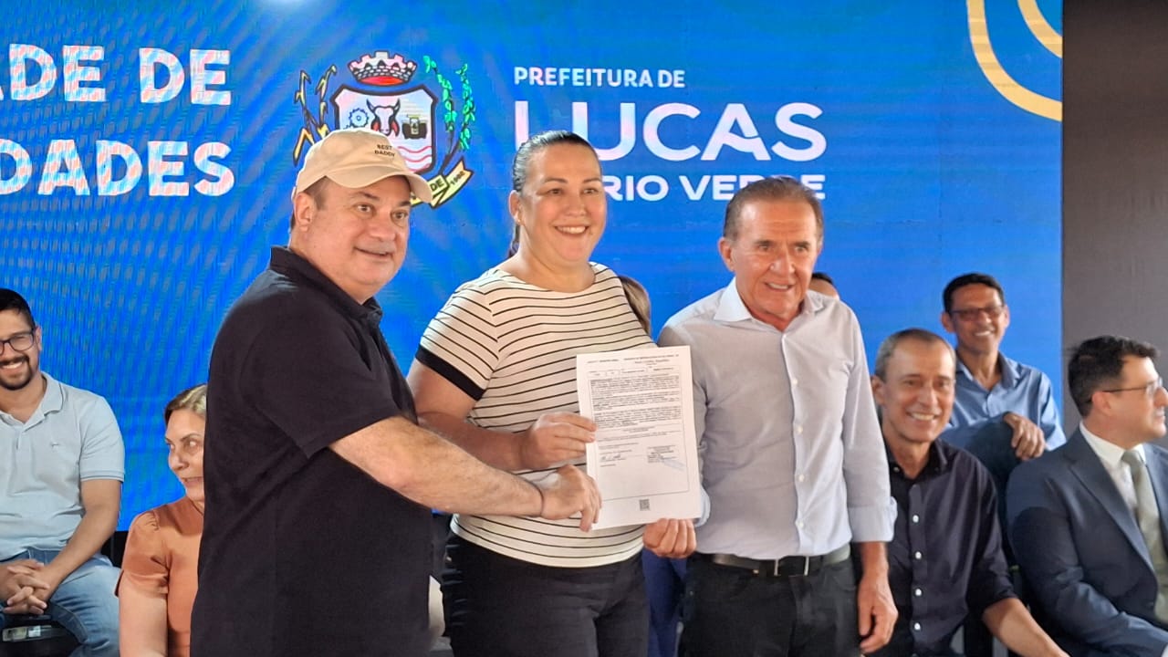 Após décadas de espera, famílias do Colina Verde recebem títulos de propriedade