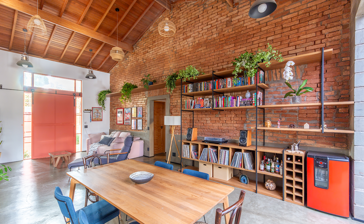 Planta integrada da casa com pé-direito alto, madeira aparente e ambientes amplos e bem iluminados