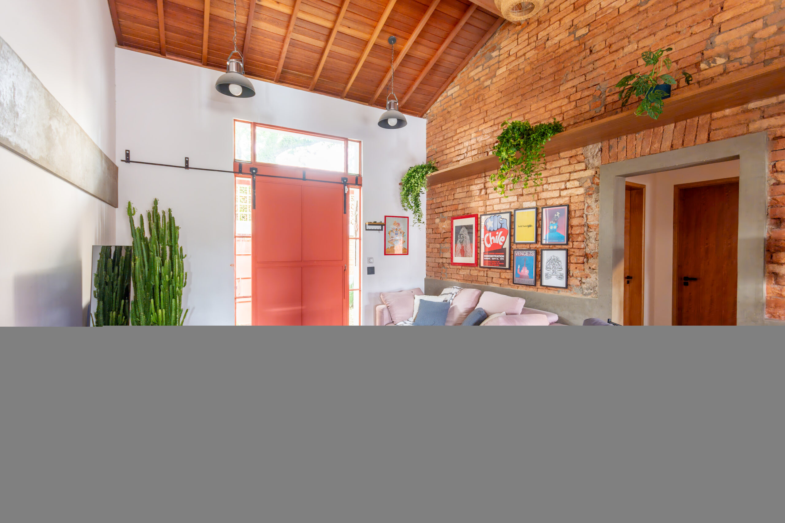 Materiais aparentes como concreto, tijolo e madeira em interior de casa reformada