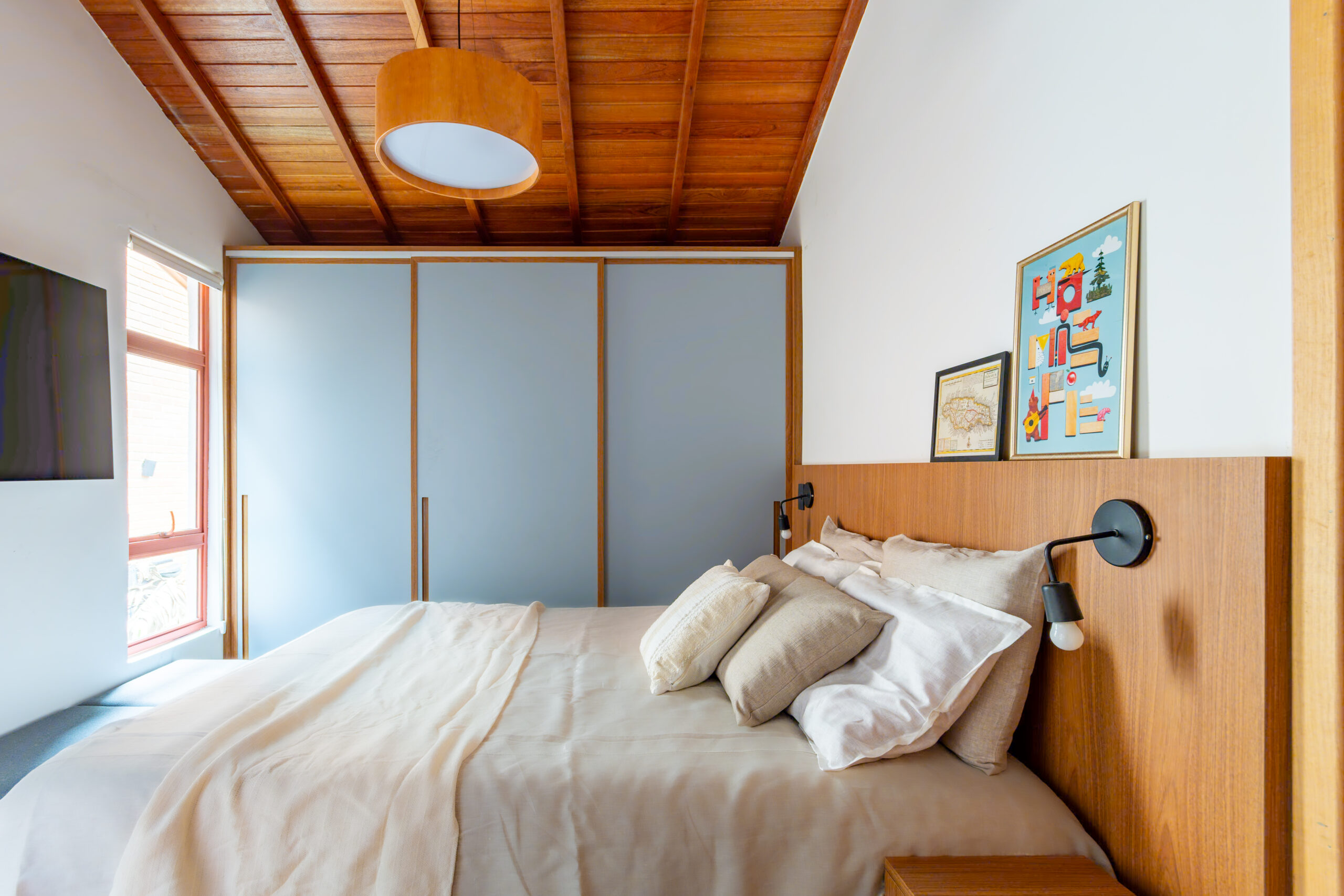 Quarto com marcenaria sob medida e funcional.