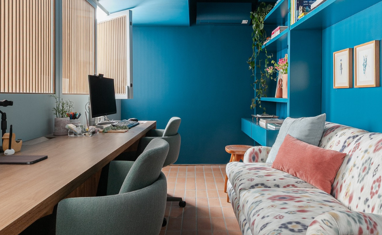 o azul é uma das cores para home office que traz foco e calma, esse escritorio com um azul medio