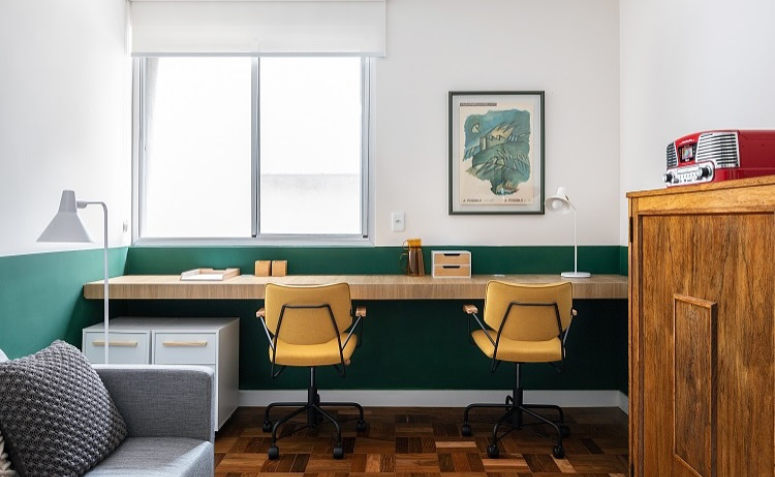 o verde é uma das cores para home office que traz foco e calma, esse escritorio com um verde escuro