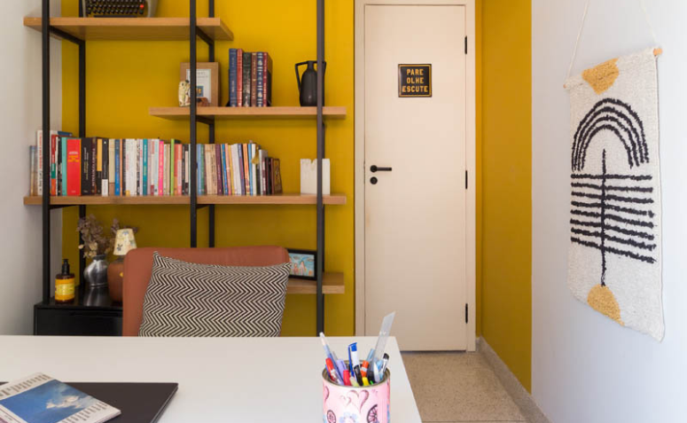 o amarelo é uma das cores para home office que traz foco e calma, esse escritorio com um amarelo mostarda