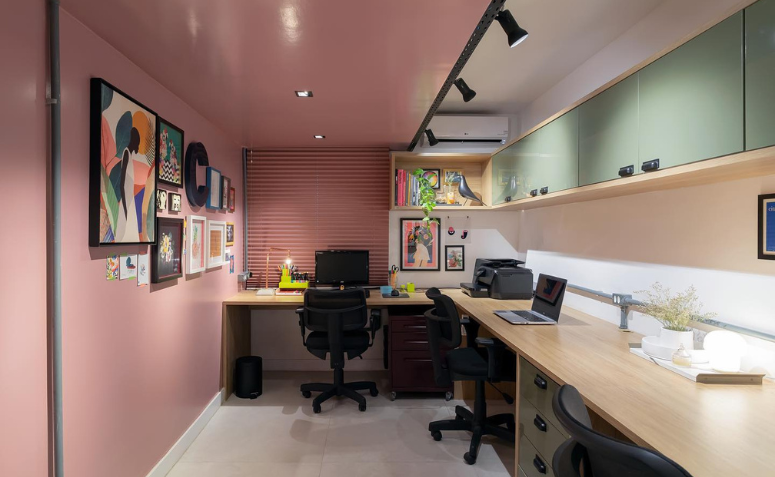 o rosa claro é uma das cores para home office que traz foco e calma, esse escritorio com um rosa