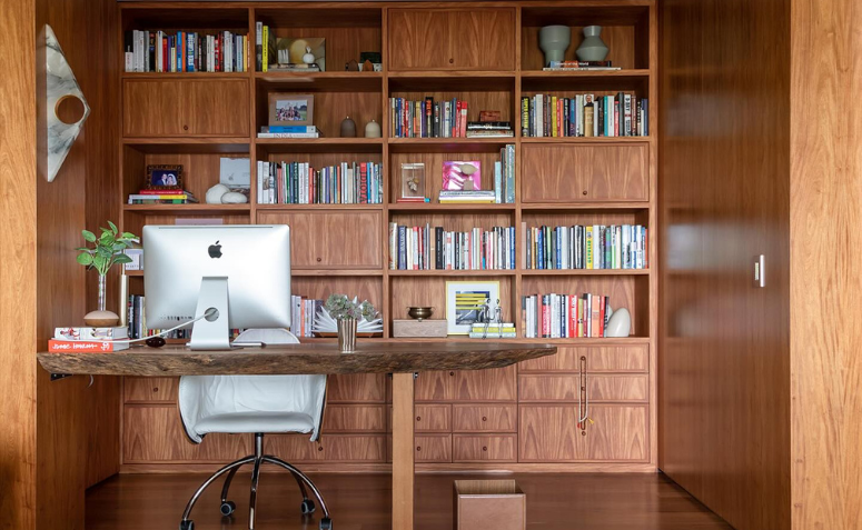 o marrom é uma das cores terrosas para home office que traz foco e calma, esse escritorio com madeira marrom