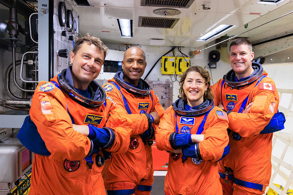 Fotografia dos astronautas da NASA da missão Artemis II (da esquerda para a direita) Reid Wiseman, Victor Glover e Christina Koch, e o astronauta da CSA (Agência Espacial Canadense) Jeremy Hansen.