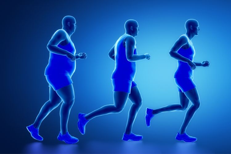 Psyllium-Para-Emagrecer-7 A imagem ilustra a transformação de um homem em três etapas, mostrando a perda de peso ao longo do tempo. À esquerda, ele aparece mais corpulento, vestindo shorts e camiseta. No centro, está visivelmente mais magro, e à direita, ainda mais esbelto. O fundo azul e o efeito de iluminação destacam a progressão física.