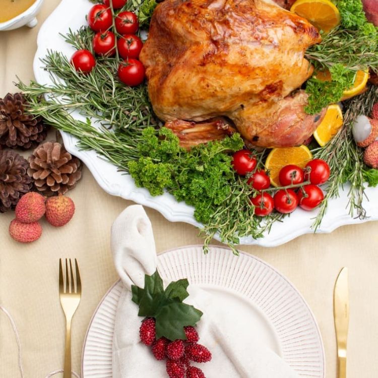 Foto-Quadrada-Fashion-Bubbles-1 Uma mesa de uma ceia de natal com um peru com decorações de frutas