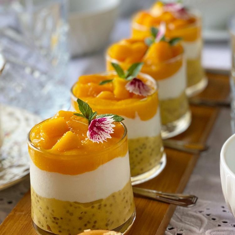 10-2 potinhos enfileirados com pudim de chia, purê de frutas e iogurte. Para uma opção mais saudável para a ceias de natal e ano novo